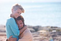 Couple hugging on beach — Stock Photo