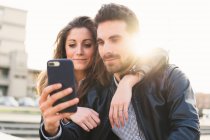 Paar macht Selfie — Stockfoto