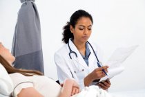 Doctor consulting with patient — Stock Photo