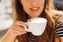 Жінка, насолоджуючись кава — стокове фото