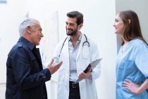 Paziente che parla con i medici — Foto stock