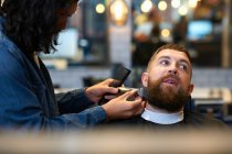 Coiffeur coupe barbe clients — Photo de stock