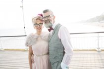 Paar im Vintage-Stil auf Pier — Stockfoto