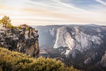 Erhöhter Blick auf das Tal unter Felsformationen — Stockfoto