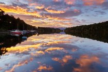 Puesta de sol en el lago Manapouri - foto de stock