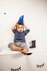 Männliches Kleinkind sitzt auf Spielzeugkiste — Stockfoto