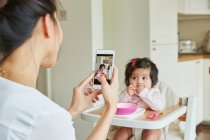 Frau fotografiert kleine Tochter — Stockfoto