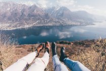 Ноги пари над гірським берегом озера — стокове фото