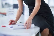 Cropped view of businesswoman working in office — Stock Photo