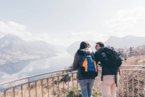 Paar blickt auf Bergsee — Stockfoto