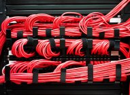Деталь красных кабелей — стоковое фото