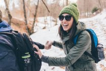Пішохідна пара сміється в засніженому лісі — стокове фото