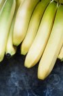 Пучок бананов на темном — стоковое фото