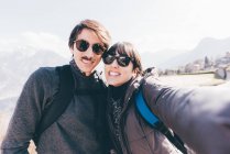 Paar macht Smartphone-Selfie — Stockfoto