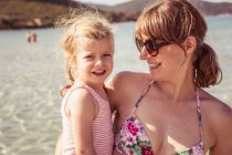 Ritratto di madre e figlia in spiaggia — Foto stock