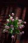 Размещение цветов тюльпана на ковре — стоковое фото