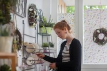 Florist working in shop — Stock Photo