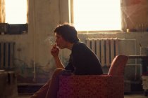Jeune homme fumant cigarette — Photo de stock