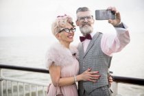 Paar macht Smartphone-Selfie auf Seebrücke — Stockfoto