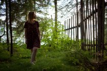 Frau im Wald, nizhny tagil — Stockfoto