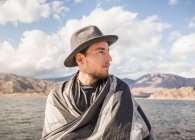Man wrapped in blanket at Lake — Stock Photo