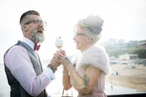 Couple avec cône de crème glacée sur jetée — Photo de stock