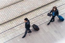 Paar läuft mit Gepäck auf Stadtstraße — Stockfoto