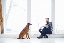 Jeune designer masculin avec chien — Photo de stock