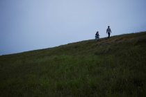 Paar spaziert durch die Landschaft — Stockfoto