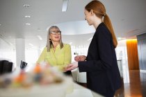 Geschäftsfrauen unterhalten sich im Empfangsbereich — Stockfoto