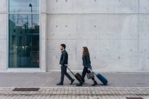 Пара прогулок с багажом — стоковое фото