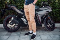 Mann vor Motorrad — Stockfoto