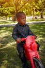 Мальчик на мотоцикле — стоковое фото
