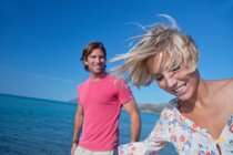 Paar amüsiert sich auf See — Stockfoto