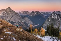 Hiker on cascade mountain range — Stock Photo