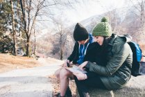 Hiking couple looking at compass — Stock Photo