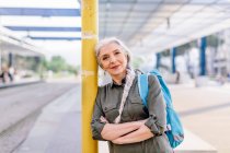 Женщина-турист на автобусной станции — стоковое фото