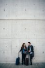 Paar steht mit Gepäck — Stockfoto
