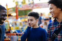 Drei Jungen auf Jahrmarkt — Stockfoto