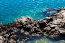Vista de rocas y mar azul - foto de stock