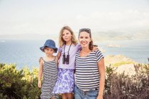 Ritratto di madre in piedi con due figlie — Foto stock