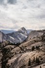 Vista elevata delle formazioni rocciose montuose — Foto stock