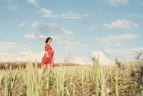 Femme enceinte dans le champ de blé — Photo de stock
