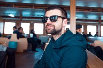 Portrait d'un homme en ferry portant des lunettes de soleil — Photo de stock