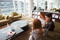 Деловые женщины встречаются на офисном диване — стоковое фото
