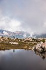 Турист, озеро на горі Бейкер — стокове фото