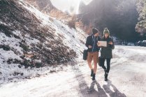 Escursionismo coppia guardando bussola — Foto stock
