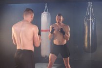 Entrenamiento de boxeadores en gimnasio - foto de stock