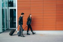 Caminhada de casal com bagagem — Fotografia de Stock