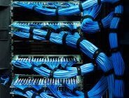 Câbles bleus sur les équipements de stockage de données — Photo de stock